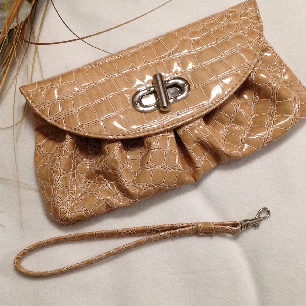 NEW Clutch Purse Wristlet Reptile Tan Toggle Flap Polka Dot Lined Mainstreet MSC